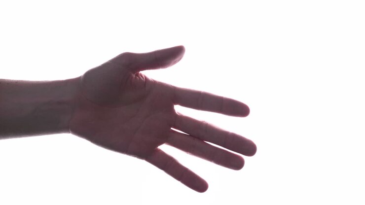 Mano con il palmo ben aperto su sfondo bianco - primo piano, scatto in studio