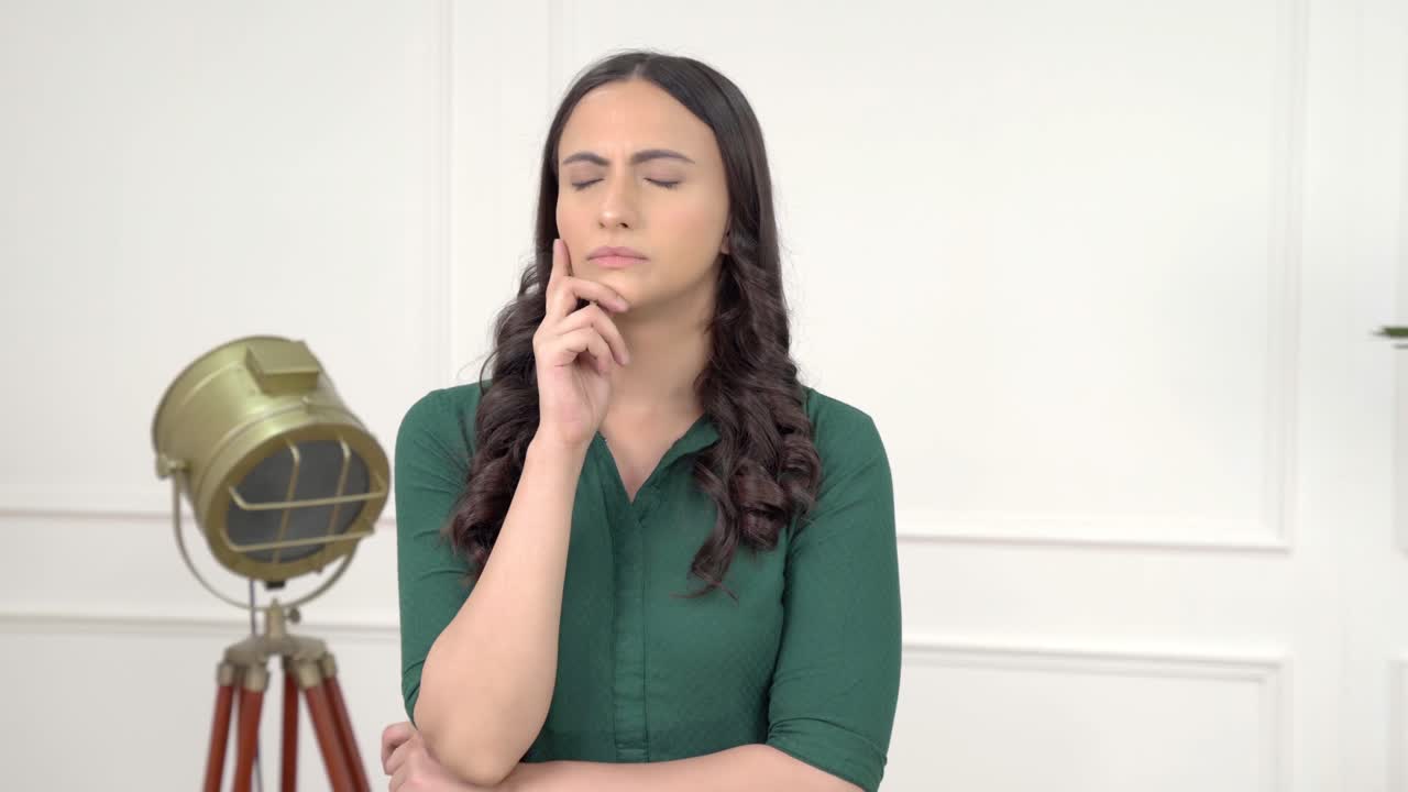 chica india pensando y mirando confundido