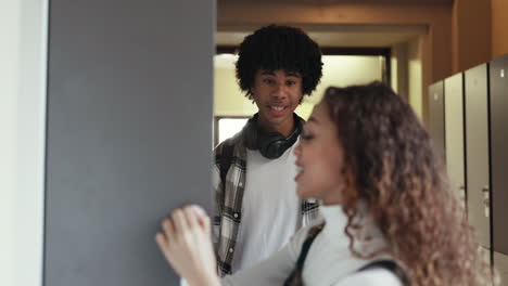 mädchen, junge und gespräche am schulschrank