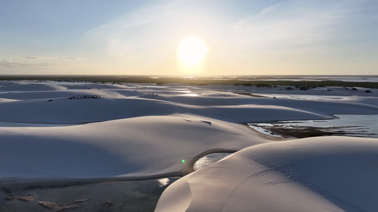 Lençóis Maranhenses Santo Amarossa, Maranhãossa, Brasiliassa. Luonnonmaisema. Mutkittelevia hiekkadyynejä. Lençóis Maranhenses Maranhãossa. Sadevesijärviä. Kaunis auringonlaskun siluetti. Trooppinen matkailu.