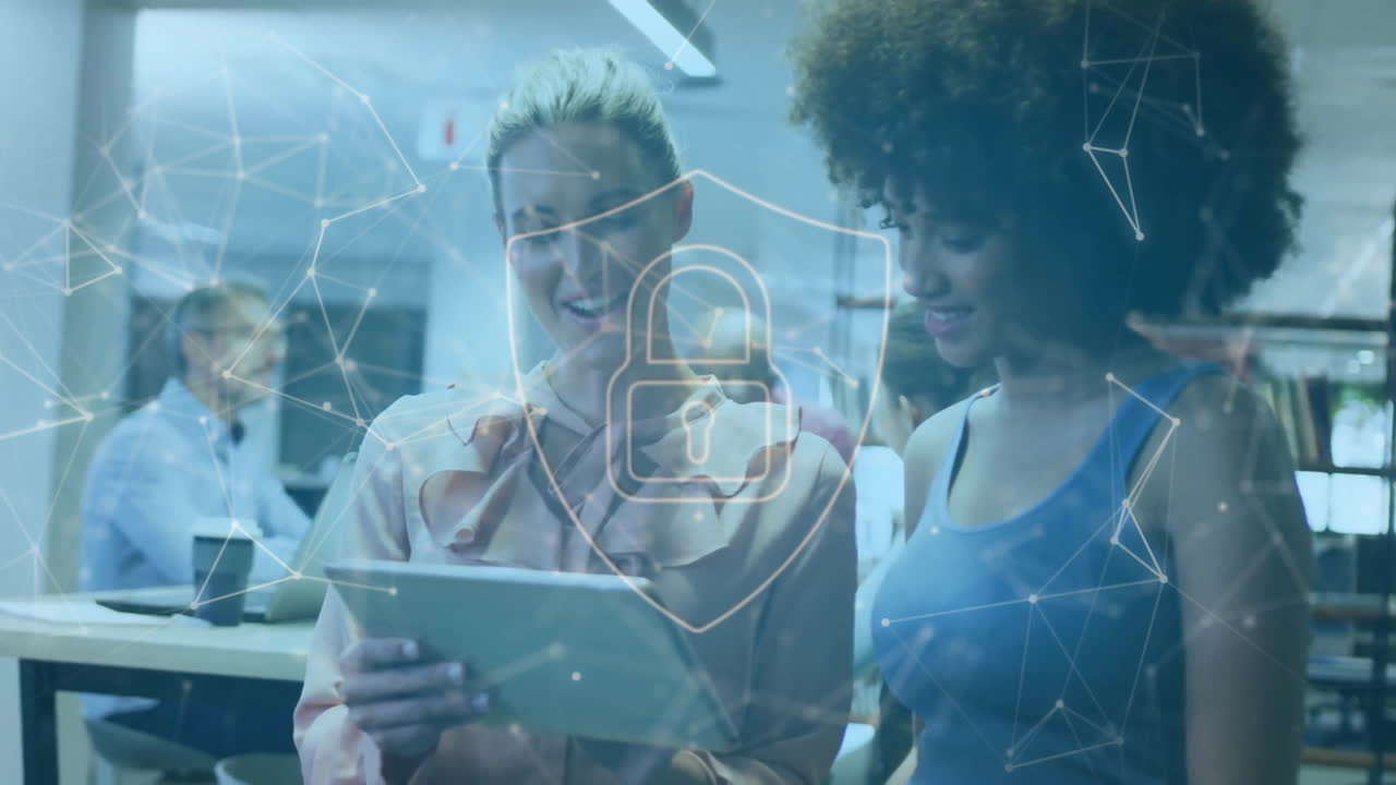 animación de un candado en el escudo, puntos conectados, diversas compañeras de trabajo discutiendo informes
