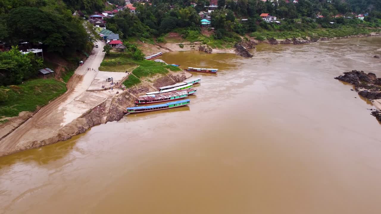 Barche lunghe sul fiume Mekong in Laos, Sud-Est asiatico.