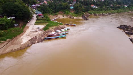 Barcos-Largos-En-El-Río-Mekong-En-Laos,-Sudeste-Asiático