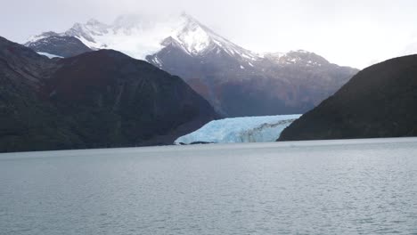 imágenes de video del glaciar en el lago argentino desde un bote