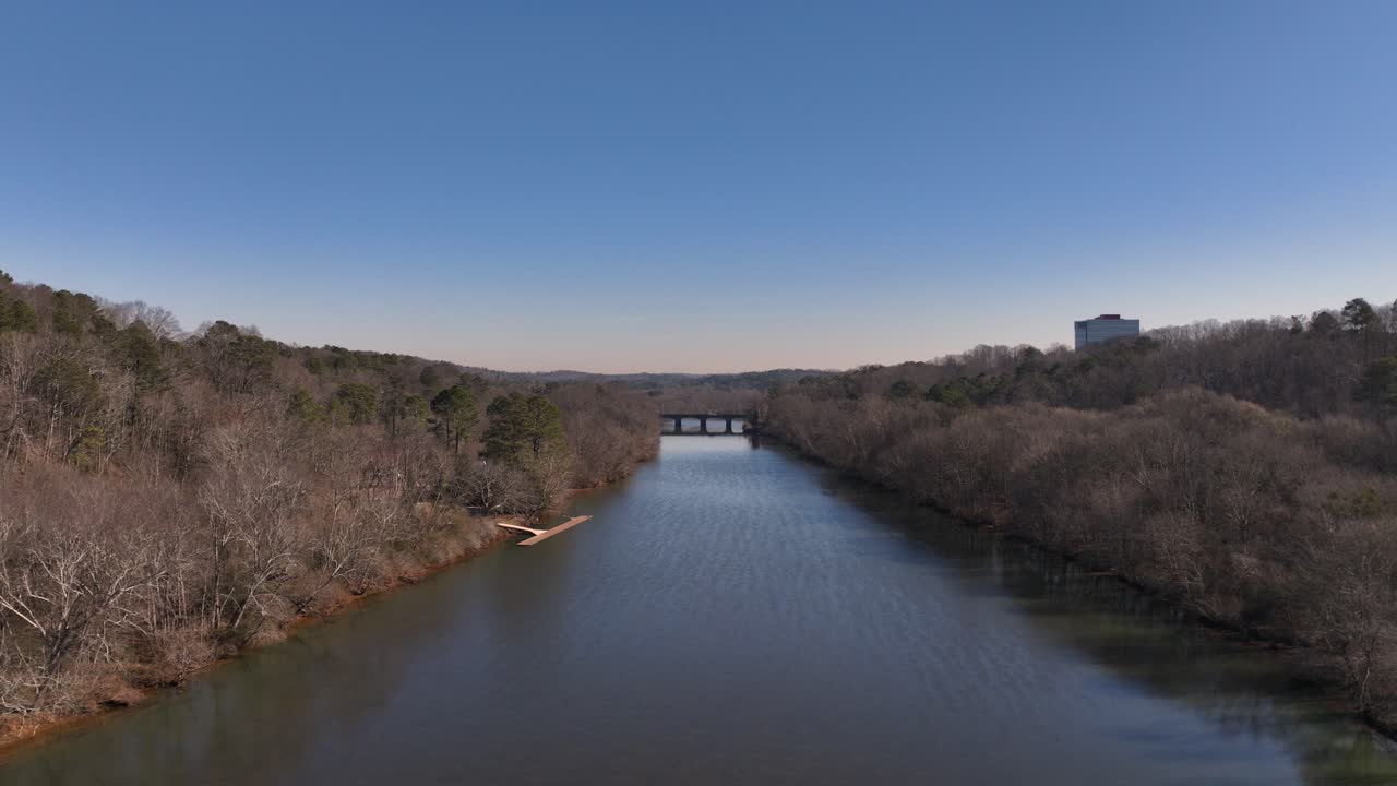 vista de drones del río chattahoochee cerca de atlanta, georgia