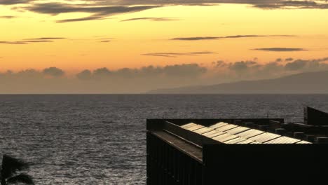 Hochhaus-Eigentumswohnung-Direkt-Am-Meer-Im-Süden-Von-Maui-Mit-Spektakulärem-Blick-Auf-Den-Sonnenuntergang