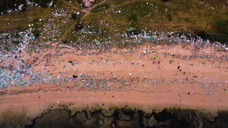 Schrecklicher-Blick-Von-Oben-Auf-Den-Stark-Verschmutzten-Strand