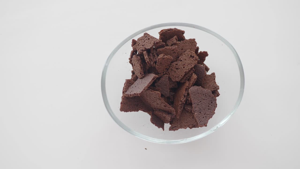 鉢の中のチョコレートケーキの粉のクローズアップ