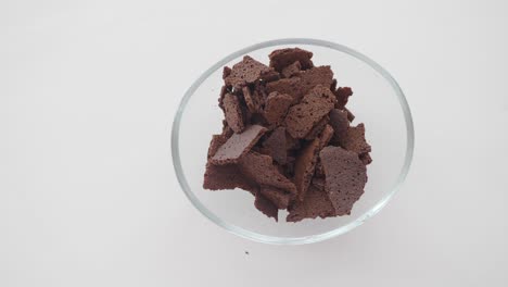 cerca de las migas de pastel de chocolate en un cuenco