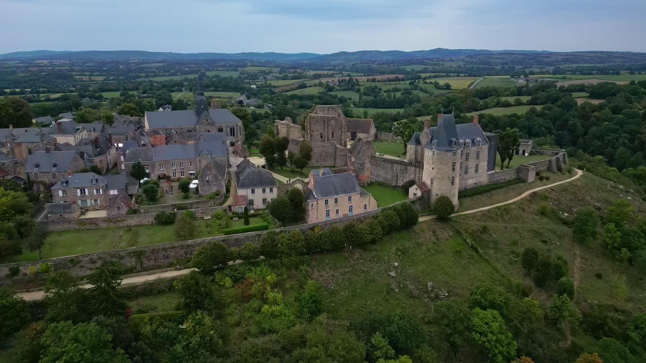 Città e castello medievale di Sainte-Suzanne, Mayenne, Francia. Ripresa aerea con drone in ascesa all'indietro.