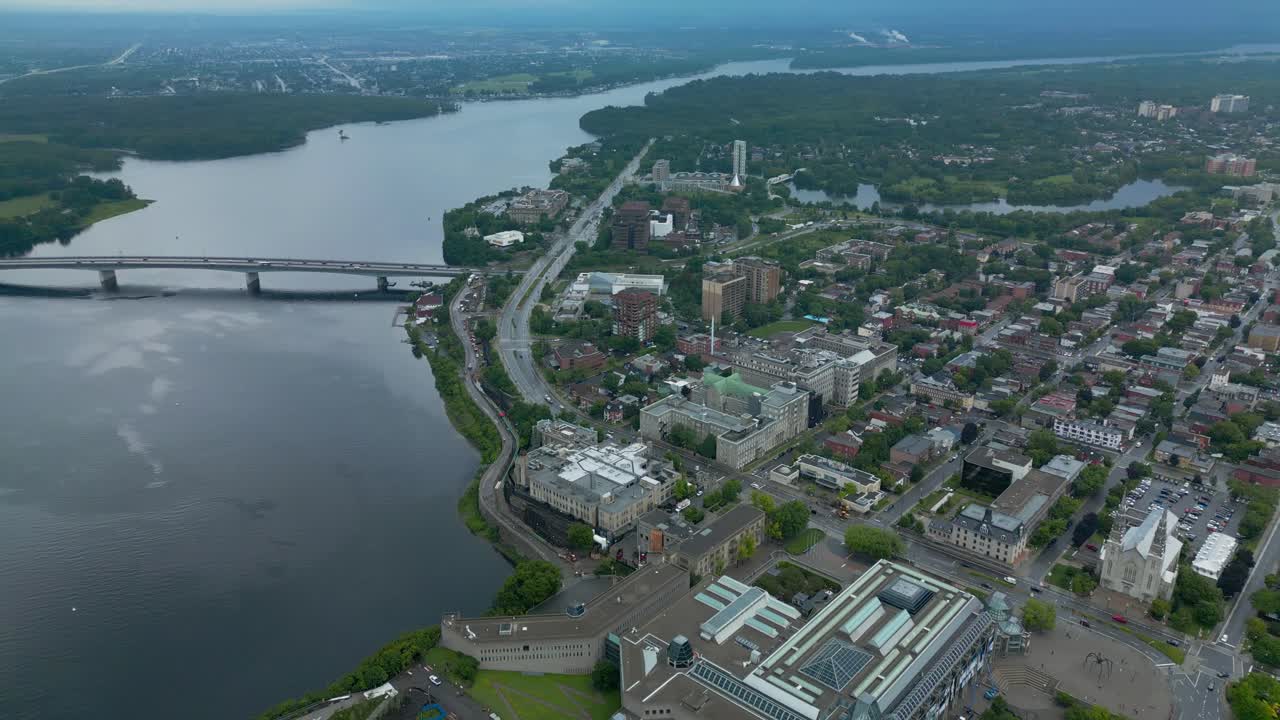 Immobiliare canadese di pregio: queste riprese panoramiche con drone si estendono dall'area centrale della capitale del Canada, Ottawa, attraverso il fiume Ottawa, fino a Gatineau, Quebec, mostrando lo yacht club e le imbarcazioni sul fiume.