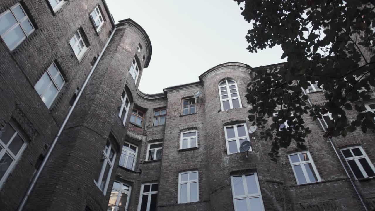 벽돌 아파트 건물의 안뜰에서 보기