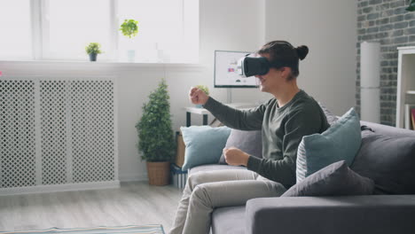 hombre experimentando la realidad virtual en casa