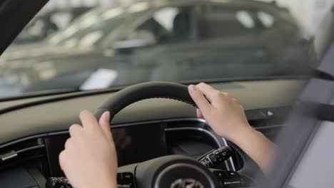 mujer eligiendo un coche en una sala de exposición de automóviles