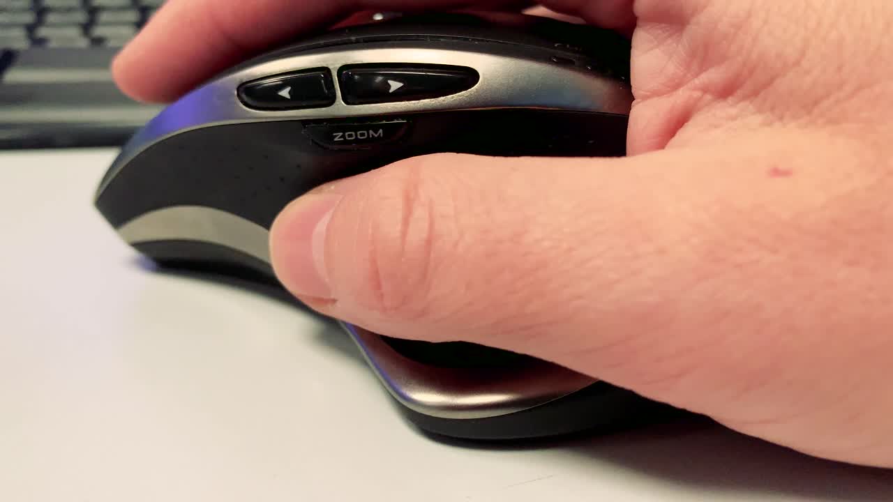 usando un mouse de computadora en la oficina