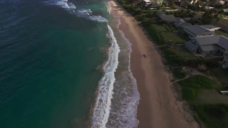 la playa de hukilau revela un impresionante paisaje tropical, aguas cristalinas.