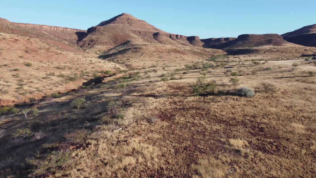 escénico paisaje aéreo del árido desierto de damaraland del norte de namibia-1