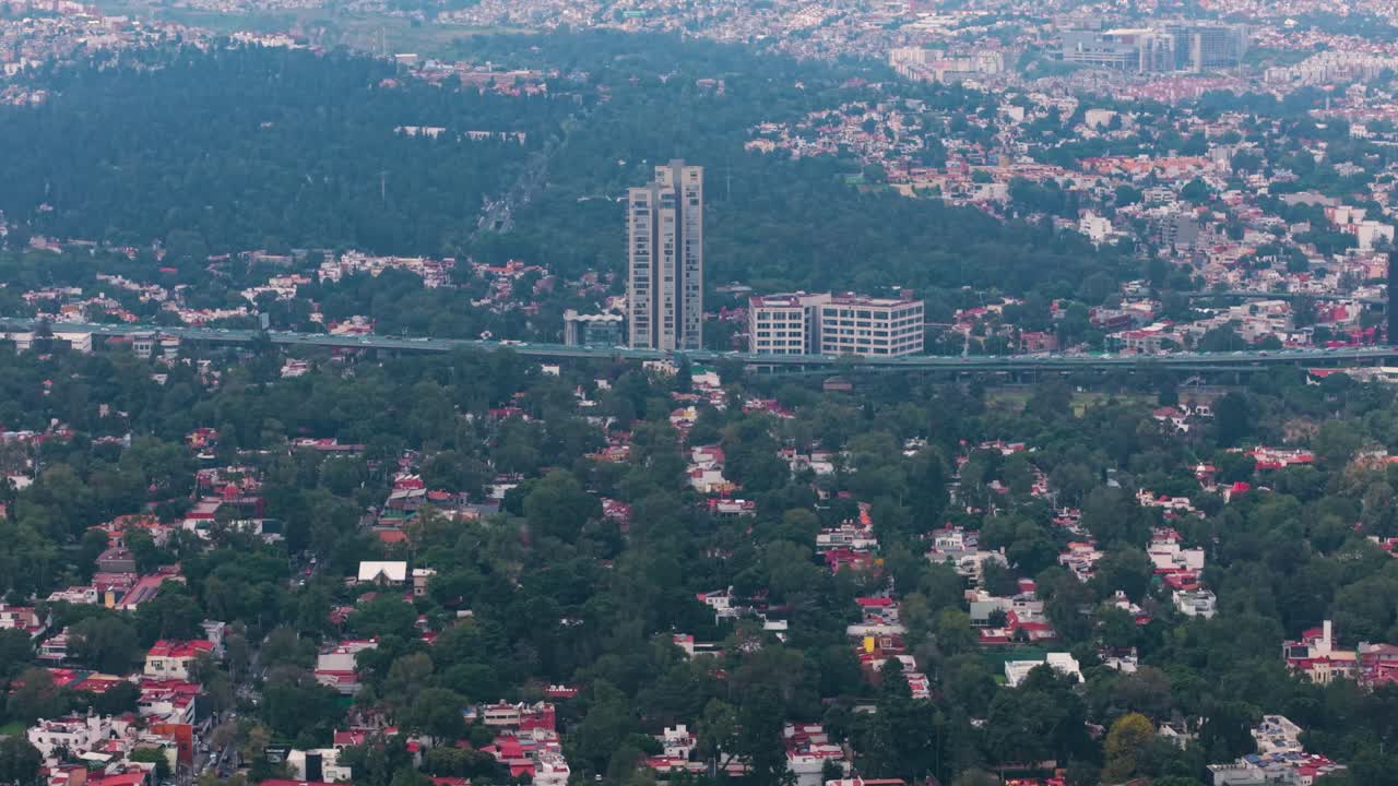 Svincoli autostradali ripresi dall'alto nel settore occidentale di Città del Messico