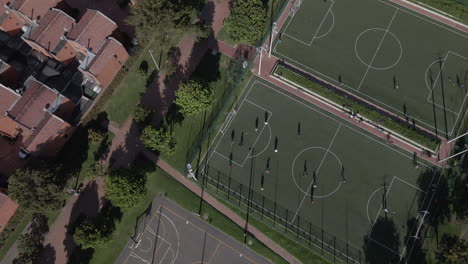 Vista-Aérea-De-Campos-De-Fútbol-Y-Parque-En-Bogotá-Colombia