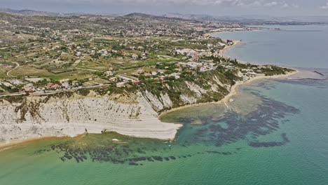 Scala-Dei-Turchi-Italien-Luftaufnahme-V2-Filmischer-Flug-Um-Die-Treppe-Der-Türken,-Aufnahme-Der-Küstenlandschaft-Mit-Spektakulären-Weißen-Mergelklippen-Und-Blick-Auf-Die-Stadt-Realmonte-–-Aufgenommen-Mit-Mavic-3-Cine-–-Juni-2023