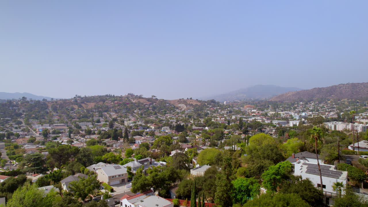 amplia vista aérea del barrio de eagle rock en los ángeles, california con un lento retroceso sobre las casas en un hermoso día de verano