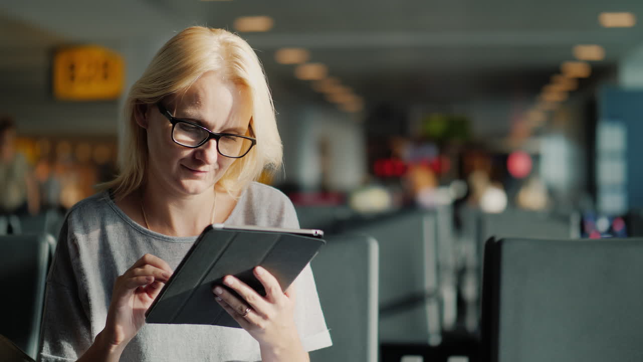 женщина в очках с планшетом