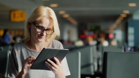 mujer con gafas usando tableta