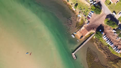 kayakers y nadadores cerca de la rampa del pintoresco estuario de goukou en still bay