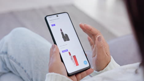 maquillaje, desplazamiento del teléfono y mano con compras en línea
