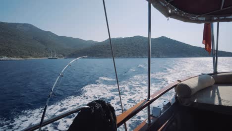 Hombre-Sosteniendo-Caña-De-Pescar---Pescando-Mientras-Viaja-En-Un-Bote-En-El-Hermoso-Océano-Cerca-De-Marmaris,-Turquía