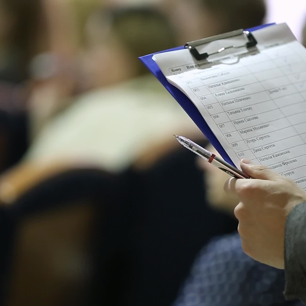 las manos de la gente haciendo notas