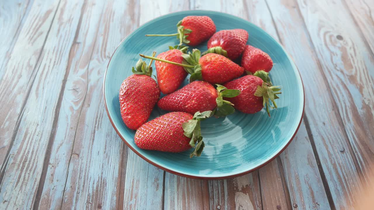 푸른색 접시 에 신선 한 딸기