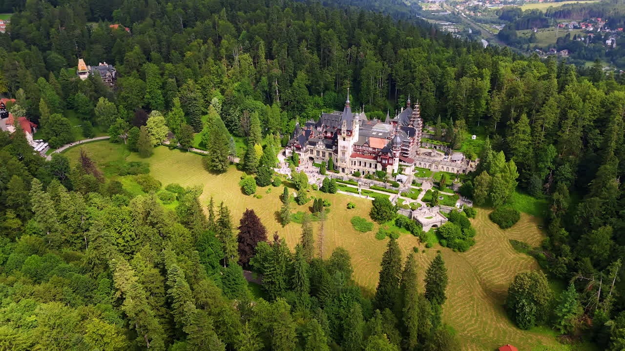 Frodig, eviggrønn furuskog som dekker Kaukasusfjellene. Det berømte Peles-slottet i Prahova fylke i Romania ligger på engen blant skogen. Flyfoto