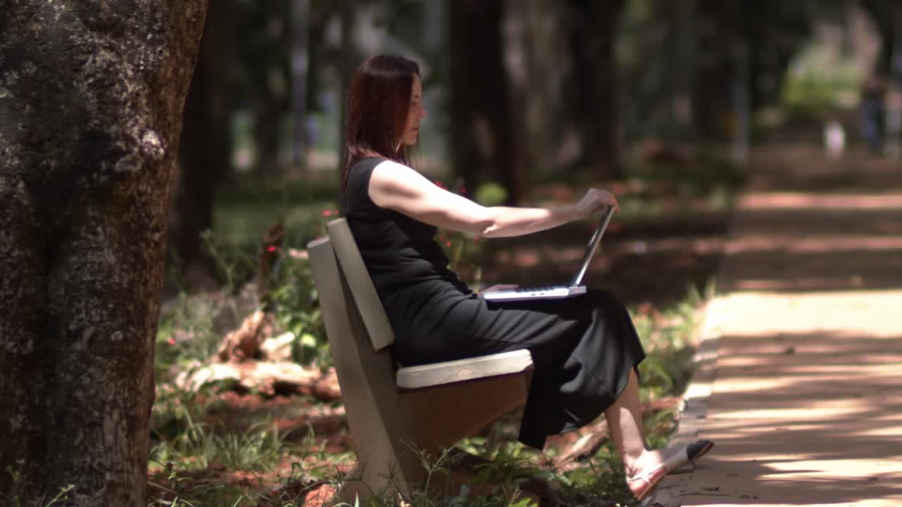 기술의 기적, 여성은 usb 도글을 통해 온라인에 연결됩니다.