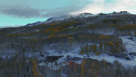 Gefrostet,-Klar,-Kalt,-Eiskalt,-Gefrorener-Morgen,-Beschattet,-Kebler-Pass,-Colorado,-Filmische-Luftaufnahme,-Drohne,-Beschattet,-Herbst,-Winter,-Saison,-Erste-Kollision,-Weißer-Schnee,-Rot,-Gelb,-Orange,-Espenwald,-Beschattet-Nach-Vorne