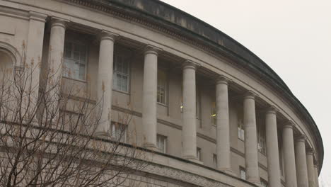 Low-Angle-Aufnahme-Der-Außenseite-Der-Zentralbibliothek-Und-Des-Rathauses-In-Manchester,-England-An-Einem-Bewölkten-Tag