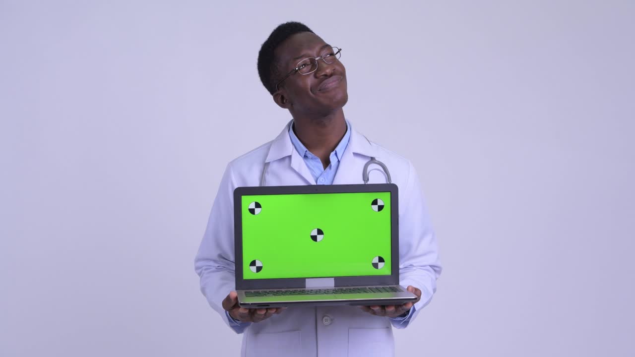 joven y guapo hombre africano médico