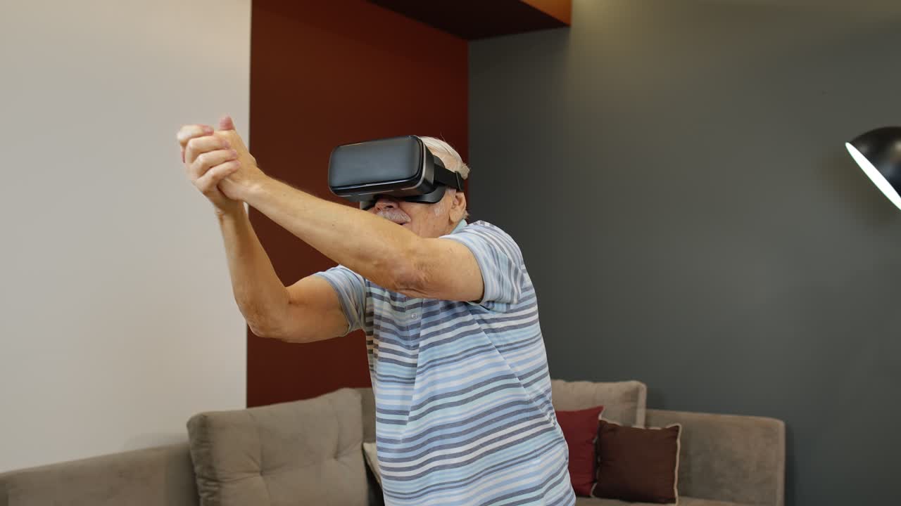 hombre mayor feliz usando gafas de realidad virtual, tratando de tocar algo, viendo video en 3d
