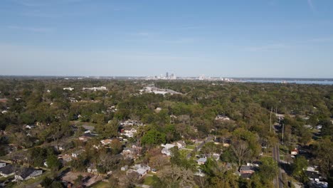 Vista-Aérea-Sobre-El-área-De-Murray-Hill,-Horizonte-De-Jacksonville-En-El-Fondo---Reversa,-Disparo-De-Drones