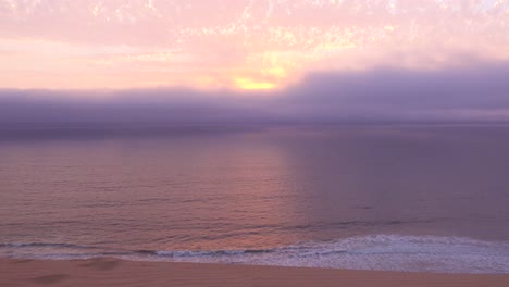 Moody-Atardecer-En-La-Niebla-A-Lo-Largo-De-La-Costa-De-Los-Esqueletos-De-Namibia