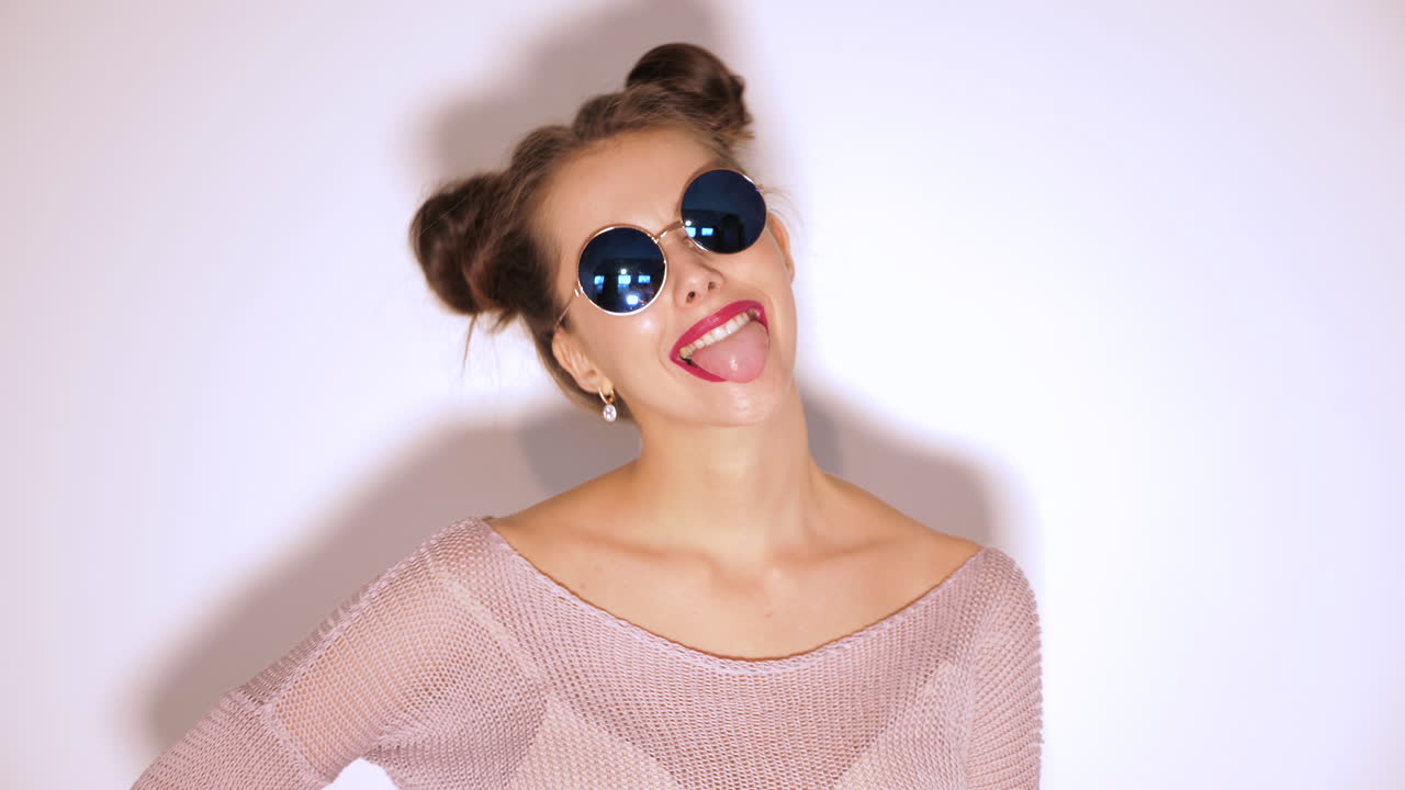 선글라스와 분홍색 을 입은 여자