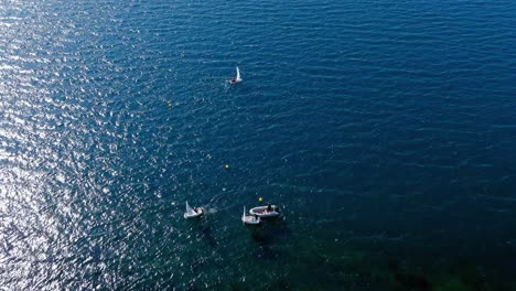 Instructor-De-La-Escuela-De-Vela-Enseñando-A-Los-Estudiantes-En-Barcos-Impulsados-Por-El-Viento