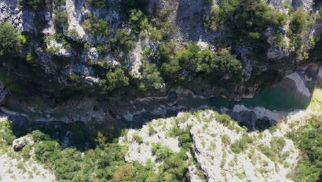 Cañón-De-Piedra-Caliza-Erosionado-Por-El-Río-Herault-Toma-Aérea-Superior-Caminata-Por-El-Ravin-Des-Arcs