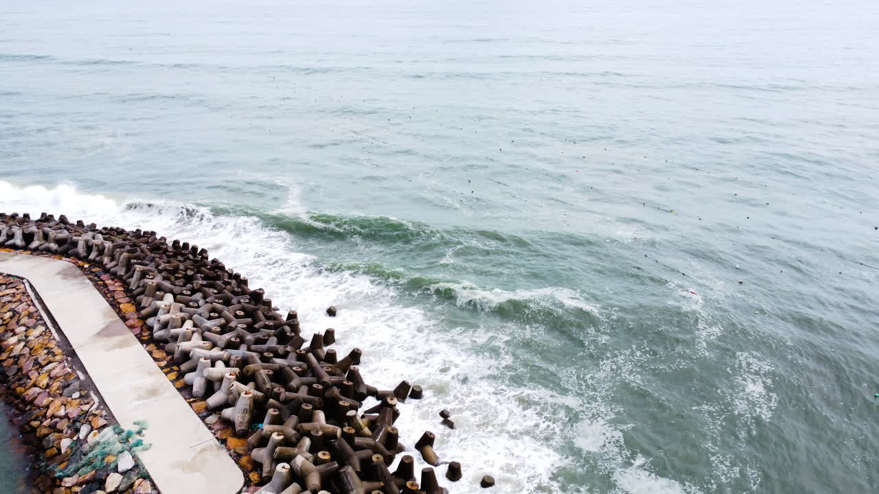알아볼 수 없는 서퍼가 있는 베트남 바다. 뒤로 비행하는 공중