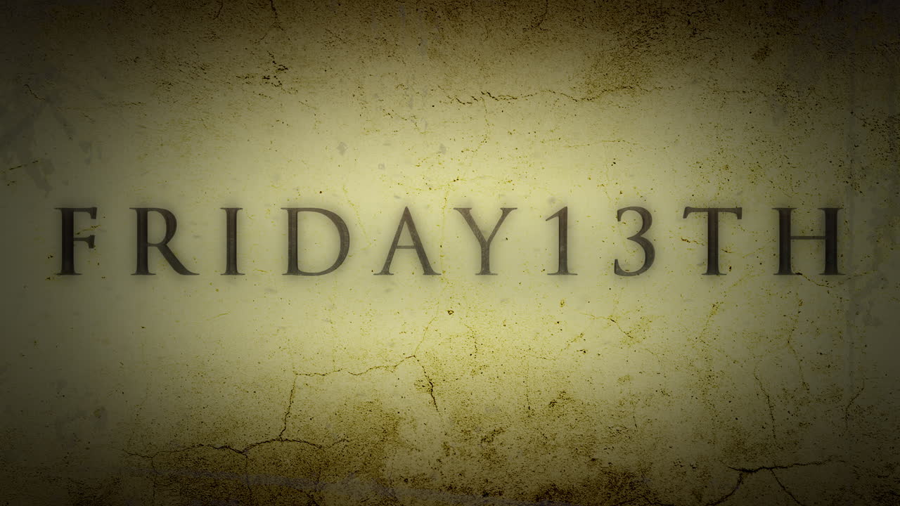 어두운 노란색 그루지 벽에 있는 13일 금요일