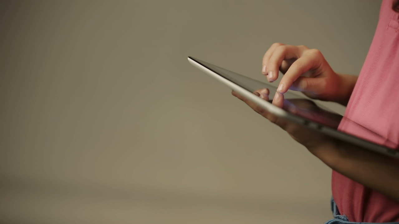 Primo piano di una giovane studentessa che usa un tablet digitale.
