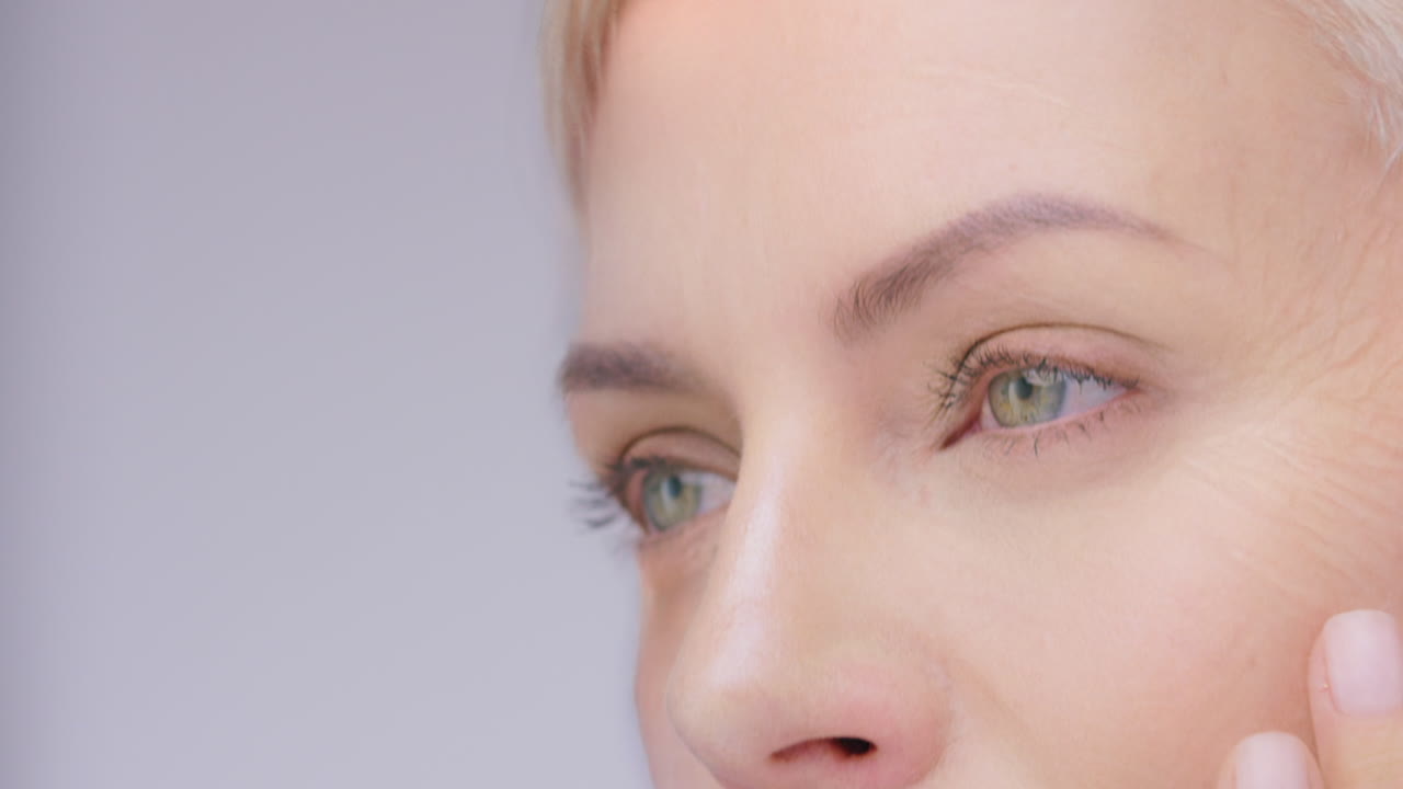 얼굴에 주름이 있는 여자