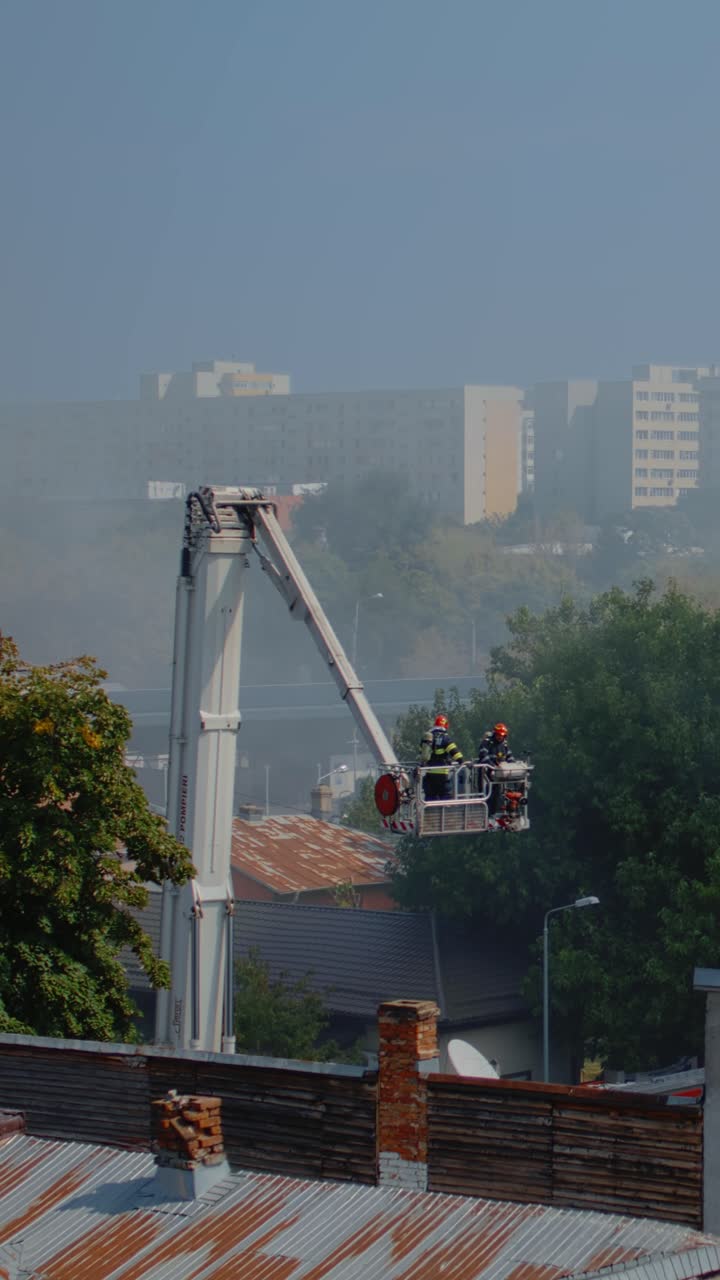 Feuerwehrleute auf einer Hebebühne bekämpfen einen Brand in einer Stadt