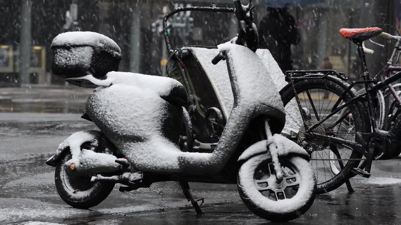 冬の雪に覆われたバイク。