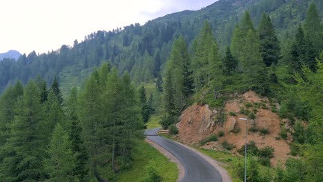 Con-El-Coche-En-Una-Carretera-Entre-Montañas